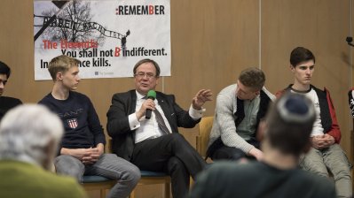 Ministerpräsident Armin Laschet gedenkt in Auschwitz den Opfern des Holocaust