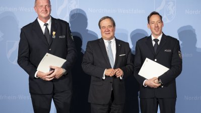 Ministerpräsident Armin Laschet verleiht die Rettungsmedaille des Landes Nordrhein-Westfalen an 20 Bürgerinnen und Bürger