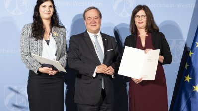 Ministerpräsident Armin Laschet verleiht die Rettungsmedaille des Landes Nordrhein-Westfalen an 20 Bürgerinnen und Bürger
