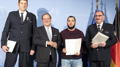 Ministerpräsident Armin Laschet verleiht die Rettungsmedaille des Landes Nordrhein-Westfalen an 20 Bürgerinnen und Bürger