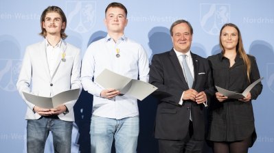 Ministerpräsident Armin Laschet verleiht die Rettungsmedaille des Landes Nordrhein-Westfalen an 20 Bürgerinnen und Bürger
