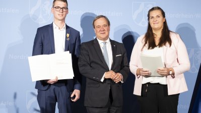 Ministerpräsident Armin Laschet verleiht die Rettungsmedaille des Landes Nordrhein-Westfalen an 20 Bürgerinnen und Bürger