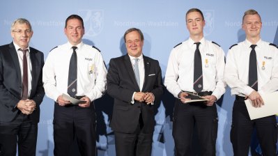 Ministerpräsident Armin Laschet verleiht die Rettungsmedaille des Landes Nordrhein-Westfalen an 20 Bürgerinnen und Bürger
