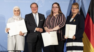 Ministerpräsident Armin Laschet verleiht die Rettungsmedaille des Landes Nordrhein-Westfalen an 20 Bürgerinnen und Bürger