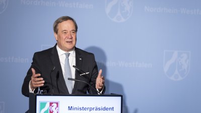 Ministerpräsident Armin Laschet verleiht die Rettungsmedaille des Landes Nordrhein-Westfalen an 20 Bürgerinnen und Bürger