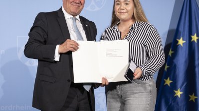 Ministerpräsident Armin Laschet verleiht die Rettungsmedaille des Landes Nordrhein-Westfalen an 20 Bürgerinnen und Bürger