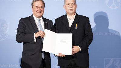 Ministerpräsident Armin Laschet verleiht die Rettungsmedaille des Landes Nordrhein-Westfalen an 20 Bürgerinnen und Bürger