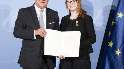 Ministerpräsident Armin Laschet verleiht die Rettungsmedaille des Landes Nordrhein-Westfalen an 20 Bürgerinnen und Bürger