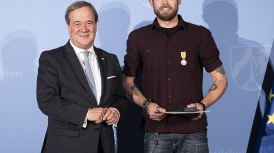 Ministerpräsident Armin Laschet verleiht die Rettungsmedaille des Landes Nordrhein-Westfalen an 20 Bürgerinnen und Bürger