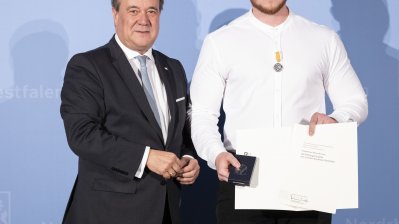 Ministerpräsident Armin Laschet verleiht die Rettungsmedaille des Landes Nordrhein-Westfalen an 20 Bürgerinnen und Bürger