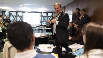 Ministerpräsident Laschet gedenkt der Opfer des Holocaust bei zentraler Feier in Paris