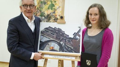 Sieger des Foto-Wettbewerbs zum Beneluxjahr ausgezeichnet: „Europa heute – Kinder statt Krieg“ gewinnt