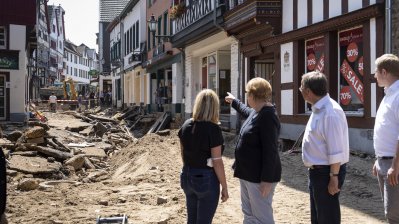 Bundeskanzlerin Angela Merkel und Ministerpräsident Armin Laschet in Bad Münstereifel