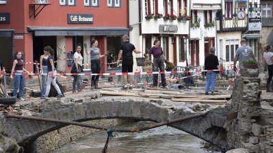 Bundeskanzlerin Angela Merkel und Ministerpräsident Armin Laschet in Bad Münstereifel