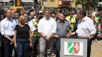 Bundeskanzlerin Angela Merkel und Ministerpräsident Armin Laschet in Bad Münstereifel