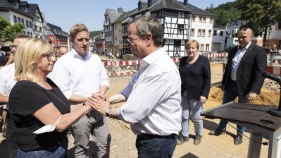 Bundeskanzlerin Angela Merkel und Ministerpräsident Armin Laschet in Bad Münstereifel