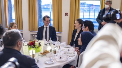 Ministerpräsident Hendrik Wüst feiert Fastenbrechen mit Muslimen, Christen und Juden