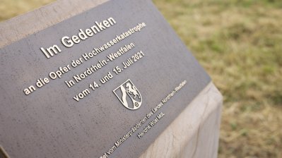 Begegnung mit Angehörigen von Opfern der Flutkatastrophe 2021 an den zu deren Ehren gepflanzten Bäumen in Blankenheimerdorf