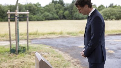 Begegnung mit Angehörigen von Opfern der Flutkatastrophe 2021 an den zu deren Ehren gepflanzten Bäumen in Blankenheimerdorf