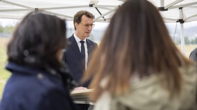 Begegnung mit Angehörigen von Opfern der Flutkatastrophe 2021 an den zu deren Ehren gepflanzten Bäumen in Blankenheimerdorf