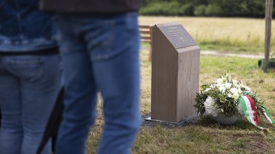 Begegnung mit Angehörigen von Opfern der Flutkatastrophe 2021 an den zu deren Ehren gepflanzten Bäumen in Blankenheimerdorf