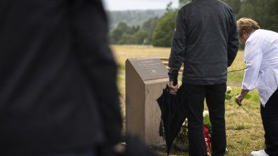 Begegnung mit Angehörigen von Opfern der Flutkatastrophe 2021 an den zu deren Ehren gepflanzten Bäumen in Blankenheimerdorf