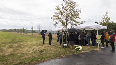 Begegnung mit Angehörigen von Opfern der Flutkatastrophe 2021 an den zu deren Ehren gepflanzten Bäumen in Blankenheimerdorf