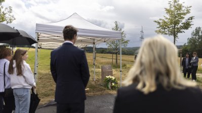 Begegnung mit Angehörigen von Opfern der Flutkatastrophe 2021 an den zu deren Ehren gepflanzten Bäumen in Blankenheimerdorf