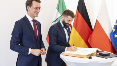 Ministerpräsident Hendrik Wüst verabschiedet den Generalkonsul der Republik Polen und Doyen des Konsularischen Korps NRW, Jakub Wawrzyniak