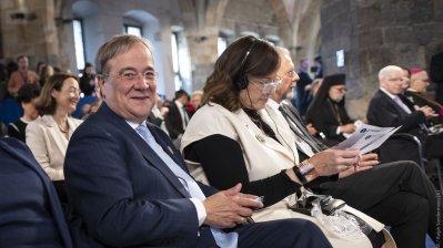 Ministerpräsident Hendrik Wüst gratuliert Pinchas Goldschmidt, Preisträger des Internationalen Karlspreis zu Aachen 2024