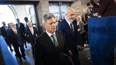 Ministerpräsident Hendrik Wüst gratuliert Pinchas Goldschmidt, Preisträger des Internationalen Karlspreis zu Aachen 2024