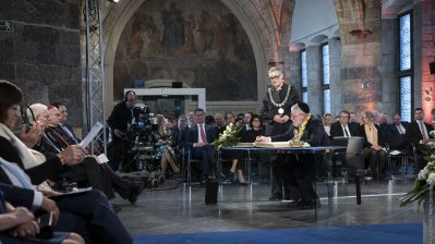 Ministerpräsident Hendrik Wüst gratuliert Pinchas Goldschmidt, Preisträger des Internationalen Karlspreis zu Aachen 2024