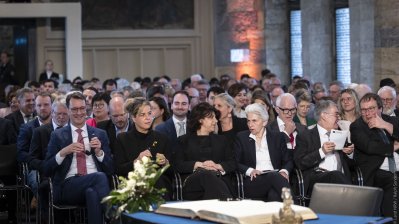 Ministerpräsident Hendrik Wüst gratuliert Pinchas Goldschmidt, Preisträger des Internationalen Karlspreis zu Aachen 2024