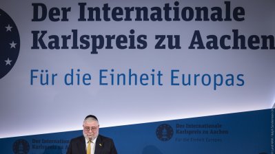 Ministerpräsident Hendrik Wüst gratuliert Pinchas Goldschmidt, Preisträger des Internationalen Karlspreis zu Aachen 2024