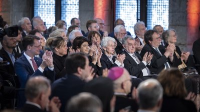 Ministerpräsident Hendrik Wüst gratuliert Pinchas Goldschmidt, Preisträger des Internationalen Karlspreis zu Aachen 2024