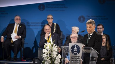 Ministerpräsident Hendrik Wüst gratuliert Pinchas Goldschmidt, Preisträger des Internationalen Karlspreis zu Aachen 2024