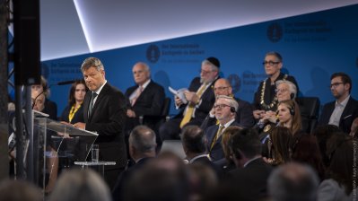 Ministerpräsident Hendrik Wüst gratuliert Pinchas Goldschmidt, Preisträger des Internationalen Karlspreis zu Aachen 2024