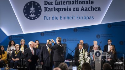 Ministerpräsident Hendrik Wüst gratuliert Pinchas Goldschmidt, Preisträger des Internationalen Karlspreis zu Aachen 2024