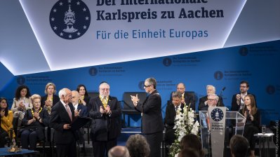 Ministerpräsident Hendrik Wüst gratuliert Pinchas Goldschmidt, Preisträger des Internationalen Karlspreis zu Aachen 2024