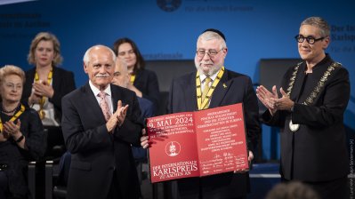 Ministerpräsident Hendrik Wüst gratuliert Pinchas Goldschmidt, Preisträger des Internationalen Karlspreis zu Aachen 2024