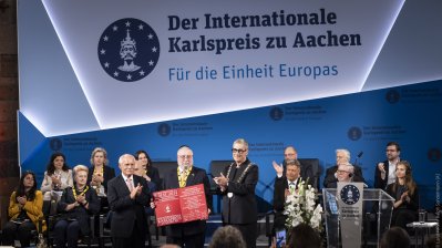 Ministerpräsident Hendrik Wüst gratuliert Pinchas Goldschmidt, Preisträger des Internationalen Karlspreis zu Aachen 2024