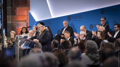 Ministerpräsident Hendrik Wüst gratuliert Pinchas Goldschmidt, Preisträger des Internationalen Karlspreis zu Aachen 2024