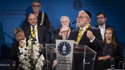 Ministerpräsident Hendrik Wüst gratuliert Pinchas Goldschmidt, Preisträger des Internationalen Karlspreis zu Aachen 2024