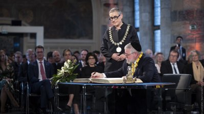 Ministerpräsident Hendrik Wüst gratuliert Pinchas Goldschmidt, Preisträger des Internationalen Karlspreis zu Aachen 2024