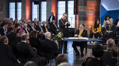 Ministerpräsident Hendrik Wüst gratuliert Pinchas Goldschmidt, Preisträger des Internationalen Karlspreis zu Aachen 2024