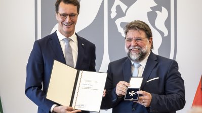 Ministerpräsident Hendrik Wüst verleiht den Verdienstorden des Landes Nordrhein-Westfalen an elf Persönlichkeiten