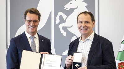 Ministerpräsident Hendrik Wüst verleiht den Verdienstorden des Landes Nordrhein-Westfalen an elf Persönlichkeiten