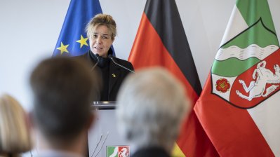 Stellvertretende Ministerpräsidentin Mona Neubaur händigt den Verdienstorden des Landes Nordrhein-Westfalen an 15 Persönlichkeiten aus
