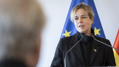 Stellvertretende Ministerpräsidentin Mona Neubaur händigt den Verdienstorden des Landes Nordrhein-Westfalen an 15 Persönlichkeiten aus