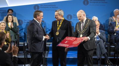 Mario Draghi bekommt die Medaille überreicht, Handschlag mit Armin Laschet